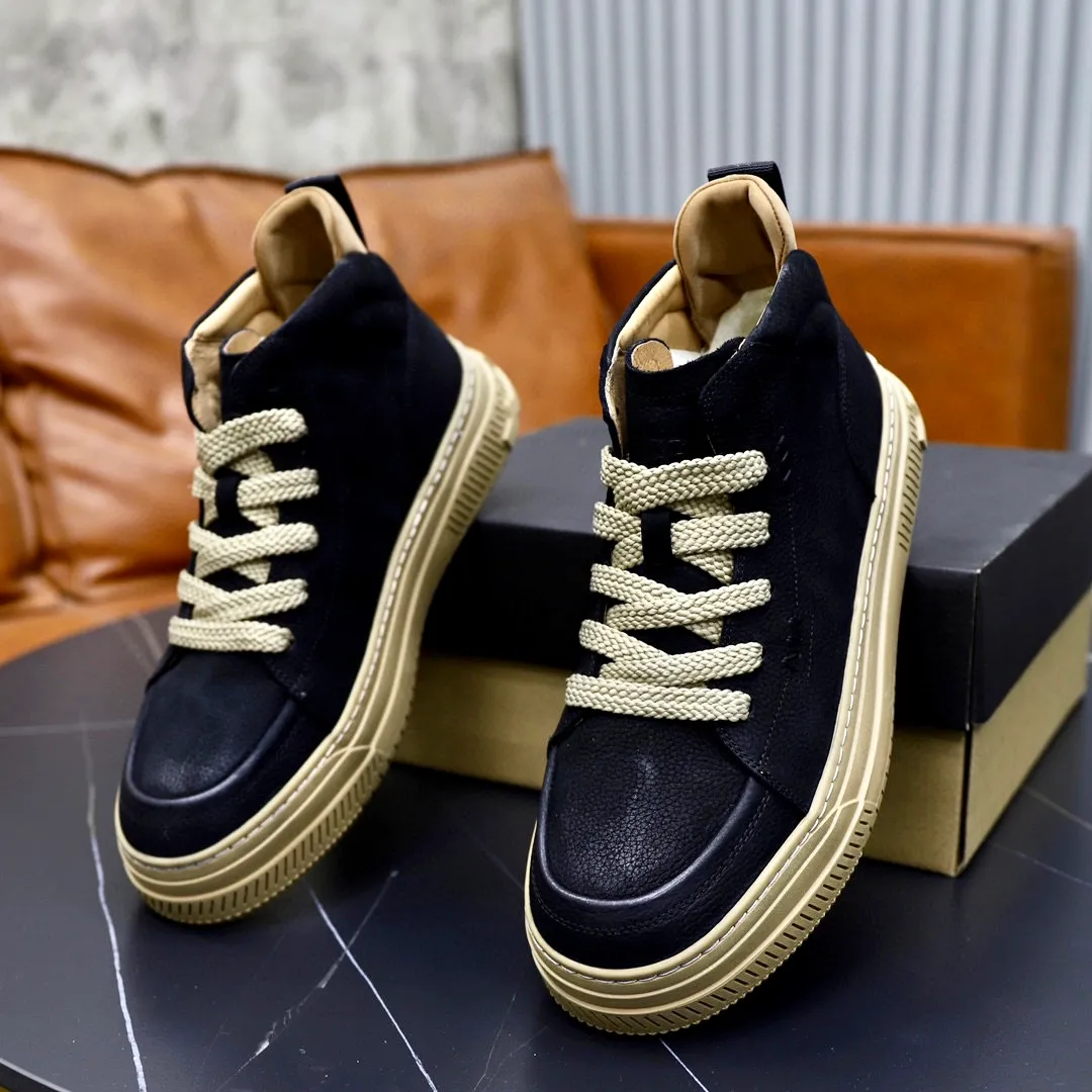Ex-factory price: 640💰Thick wool imported from Australia Brand: UGG genuine purchasing agent Size: 38-44 Grade: Official website 1:1 Material: First layer of genuine leather waterproof and antifreeze upper Real wool lining Original non-slip soft wear-resistant outsole Style category: Men's casual shoes Trendy style Comfortable on the feet Color: Official website color synchronization